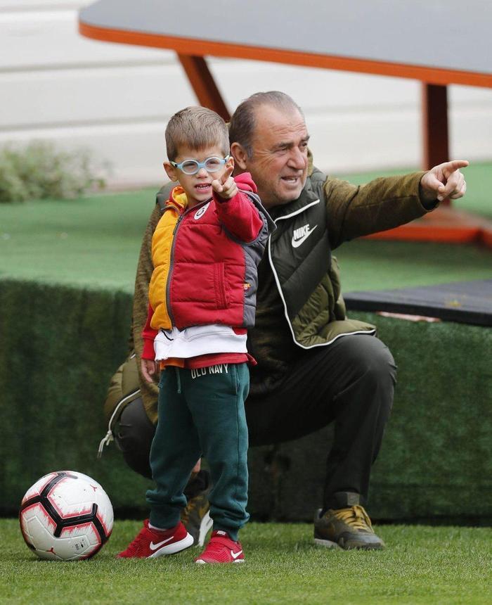 Galatasarayda moralli idman Taffarele sürpriz doğum günü kutlaması