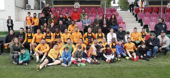 Galatasarayda moralli idman Taffarele sürpriz doğum günü kutlaması