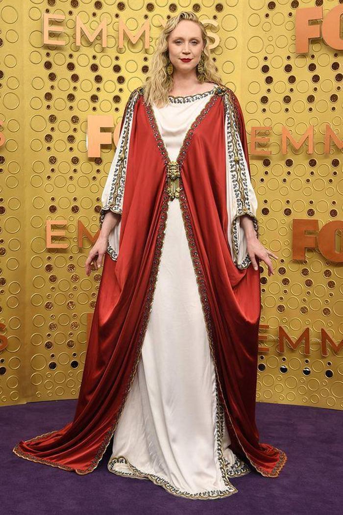 71. Emmy Ödüllerinde kırmızı halı şıklığı
