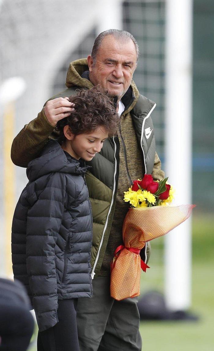 Galatasarayda moralli idman Taffarele sürpriz doğum günü kutlaması