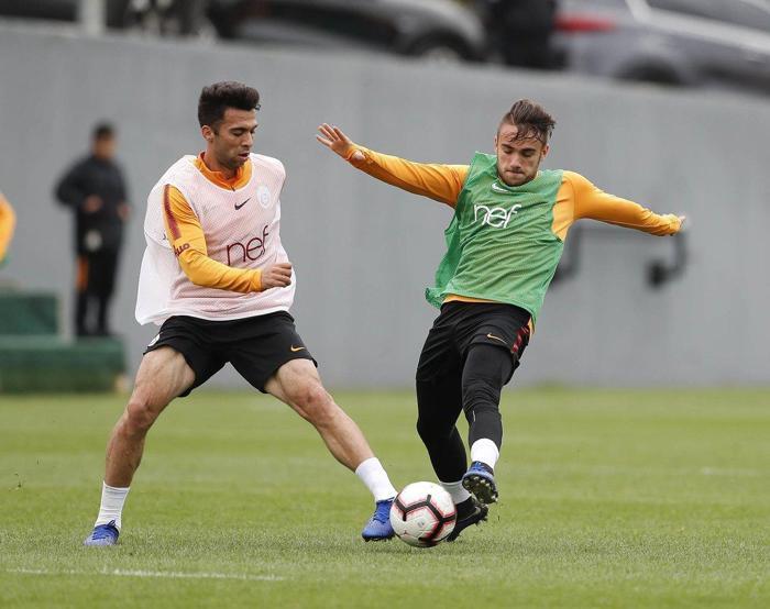 Galatasarayda moralli idman Taffarele sürpriz doğum günü kutlaması