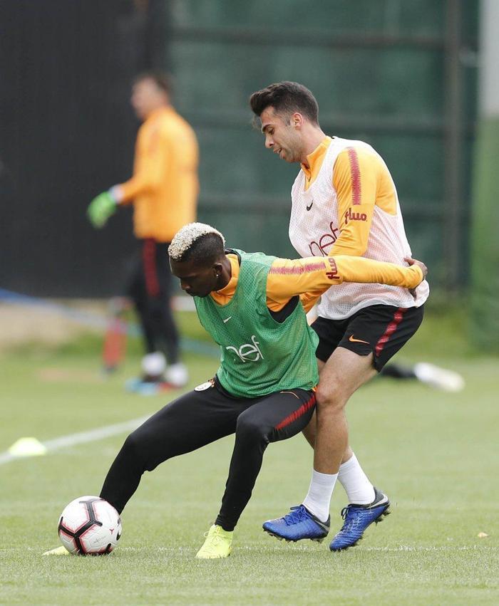Galatasarayda moralli idman Taffarele sürpriz doğum günü kutlaması