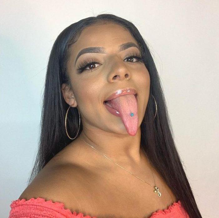 Uzun dili sayesinde Instagramdan 600 bin TL kazanıyor