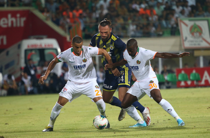 Alanyaspor-Fenerbahçe maçından ekrana yansımayanlar