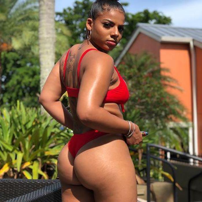 Uzun dili sayesinde Instagramdan 600 bin TL kazanıyor