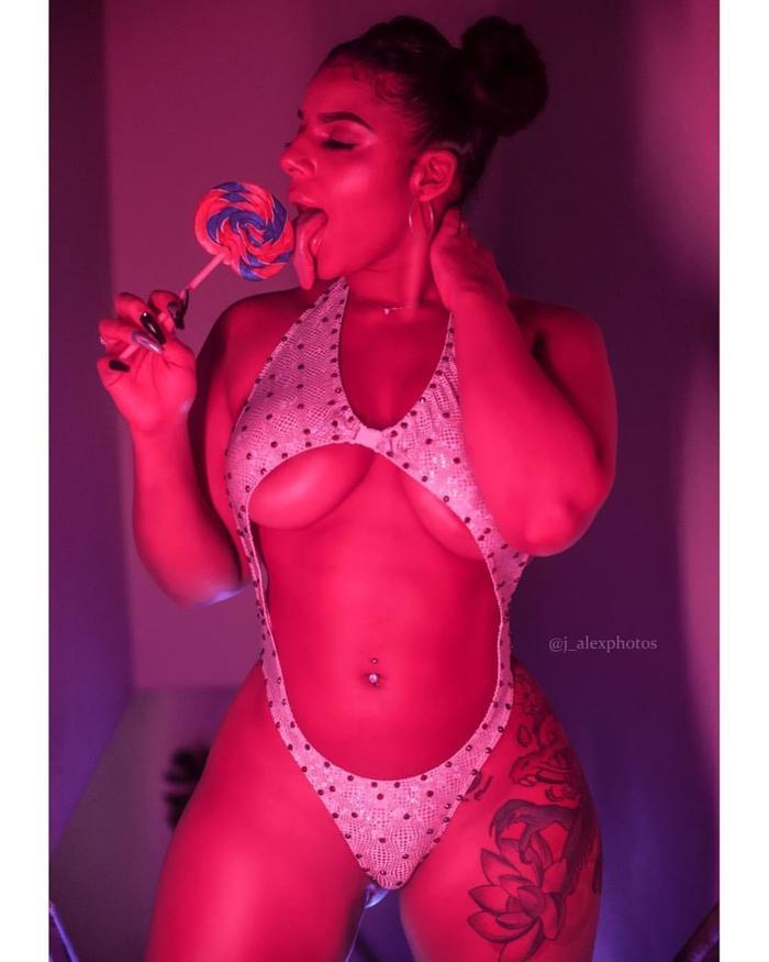 Uzun dili sayesinde Instagramdan 600 bin TL kazanıyor