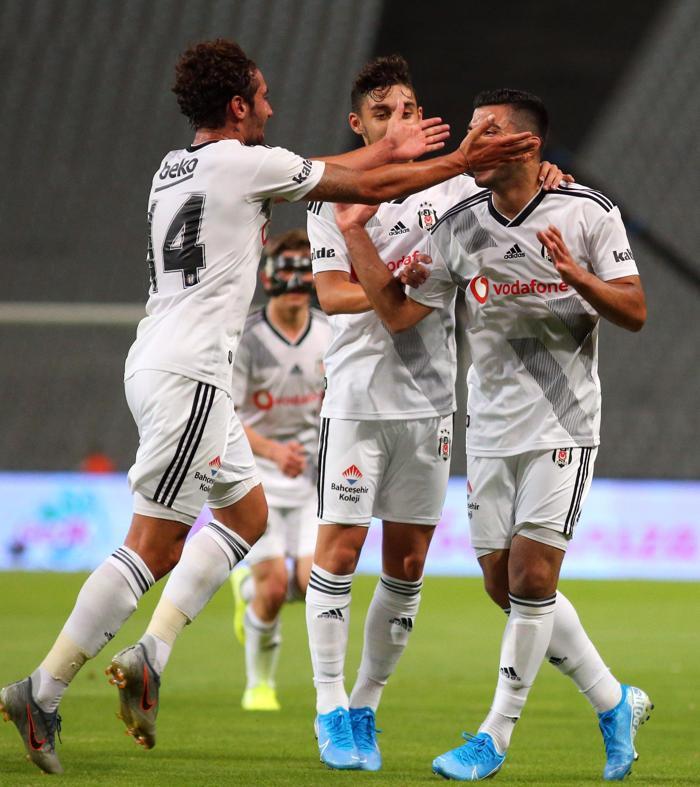 Beşiktaş - Panathinaikos maçında gençler göz doldurdu