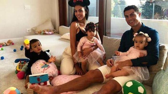 Cristiano Ronaldo çocukluğunda ona hamburger yardımı yapan kadınları buldu