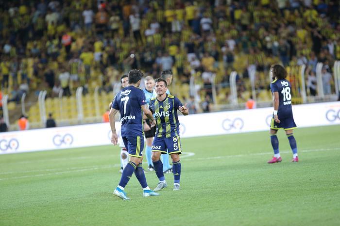 Ozan Tufan golü attı, Emre Belözoğlu hemen yanına koştu