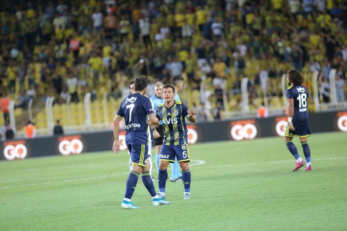 Ozan Tufan golü attı, Emre Belözoğlu hemen yanına koştu