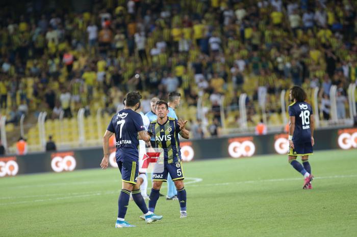 Ozan Tufan golü attı, Emre Belözoğlu hemen yanına koştu