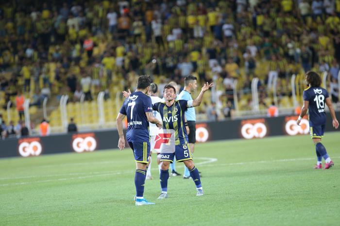Ozan Tufan golü attı, Emre Belözoğlu hemen yanına koştu