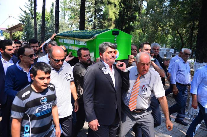Serdal Adalının annesi Özen Adalı, Adanada toprağa verildi