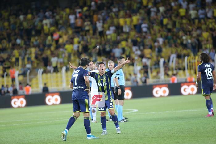 Ozan Tufan golü attı, Emre Belözoğlu hemen yanına koştu