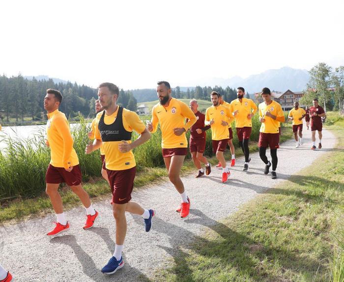 Galatasaraylı futbolculardan komando marşı
