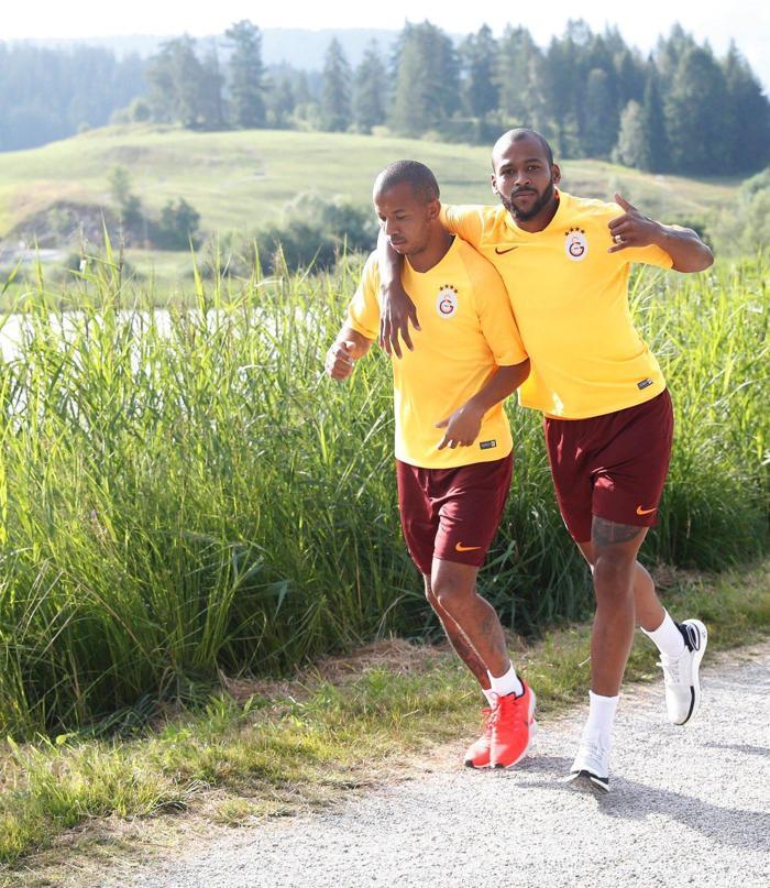 Galatasaraylı futbolculardan komando marşı