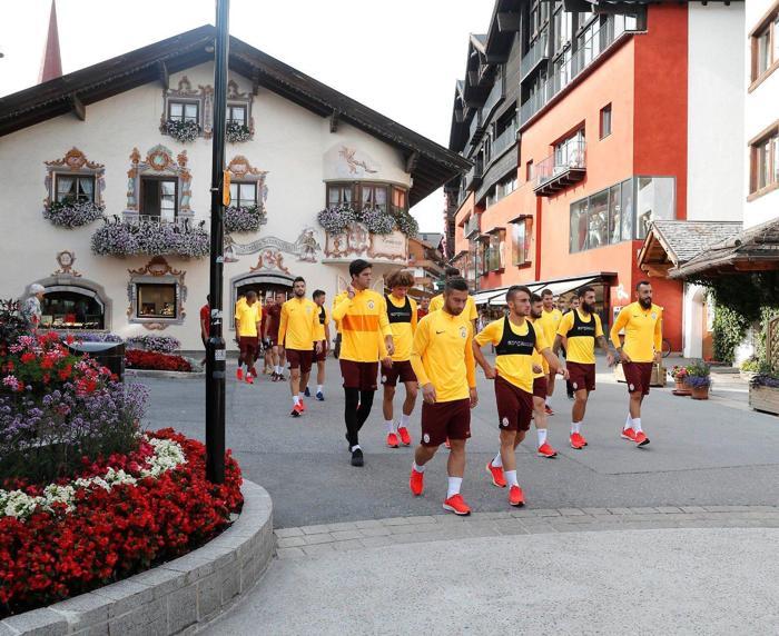 Galatasaraylı futbolculardan komando marşı