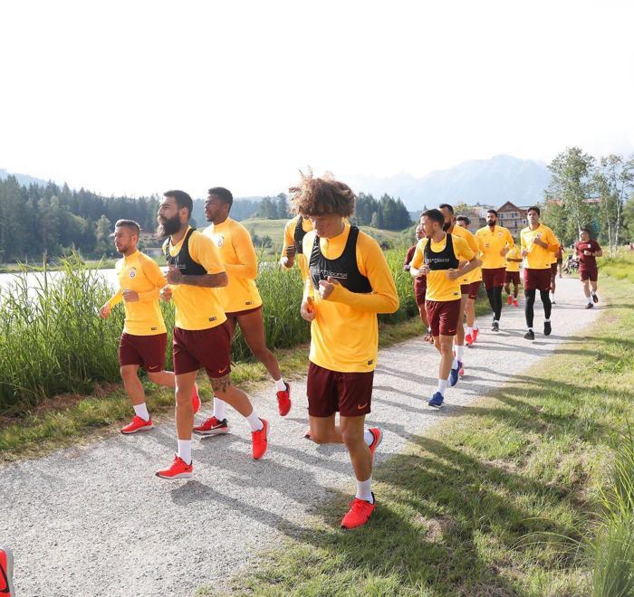 Galatasaraylı futbolculardan komando marşı