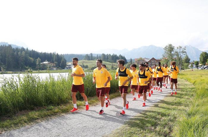 Galatasaraylı futbolculardan komando marşı