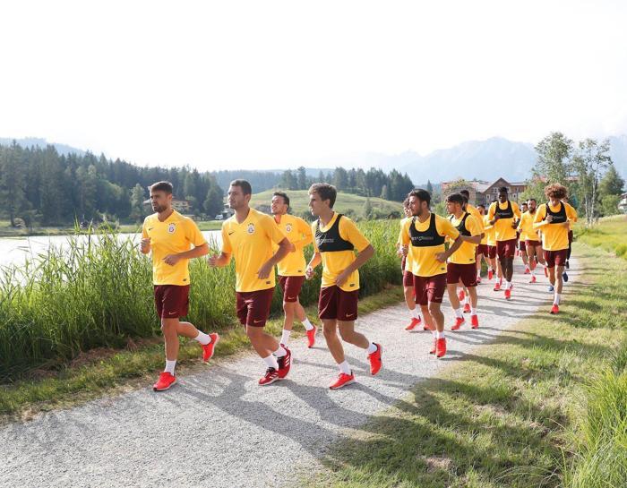 Galatasaraylı futbolculardan komando marşı