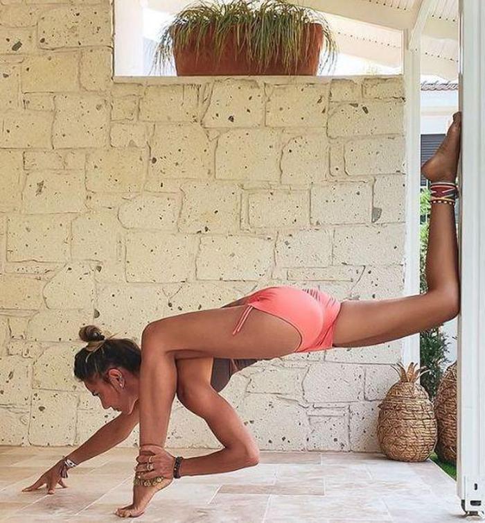 Zeynep Tokuş, yoga hareketleriyle mest etti