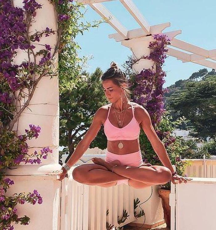 Zeynep Tokuş, yoga hareketleriyle mest etti