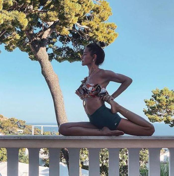 Zeynep Tokuş, yoga hareketleriyle mest etti