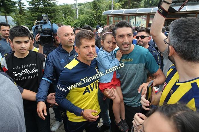 Fenerbahçeli taraftarlardan Emre Belözoğluna yoğun ilgi
