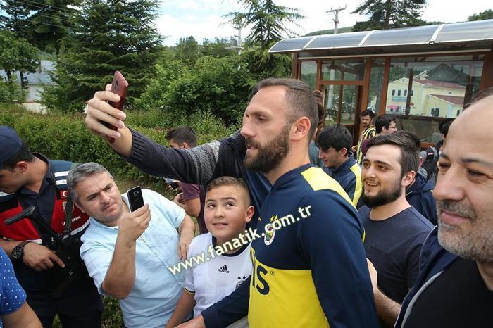 Fenerbahçeli taraftarlardan Emre Belözoğluna yoğun ilgi