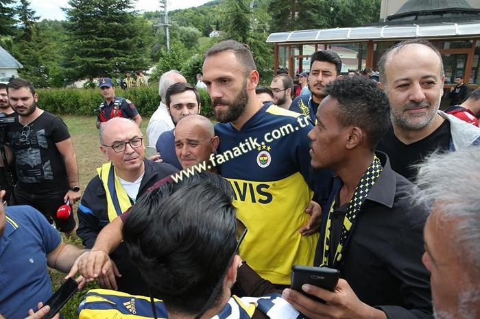 Fenerbahçeli taraftarlardan Emre Belözoğluna yoğun ilgi