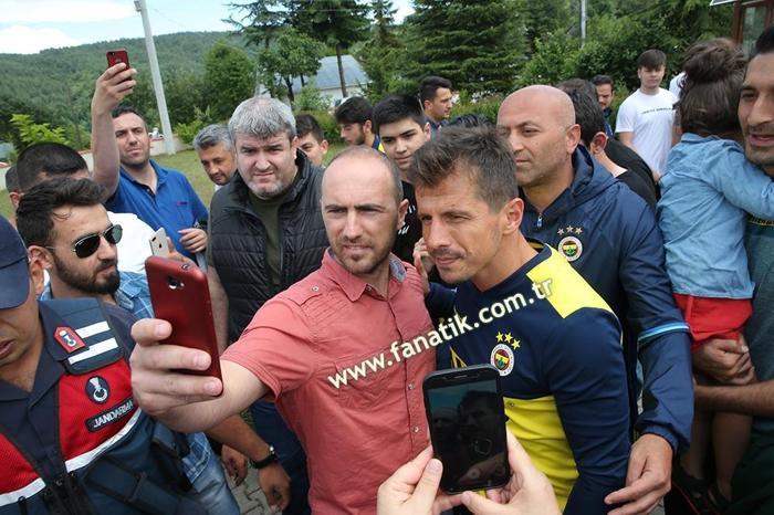 Fenerbahçeli taraftarlardan Emre Belözoğluna yoğun ilgi