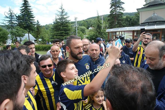 Fenerbahçeli taraftarlardan Emre Belözoğluna yoğun ilgi