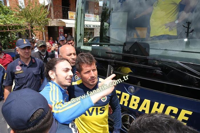 Fenerbahçeli taraftarlardan Emre Belözoğluna yoğun ilgi