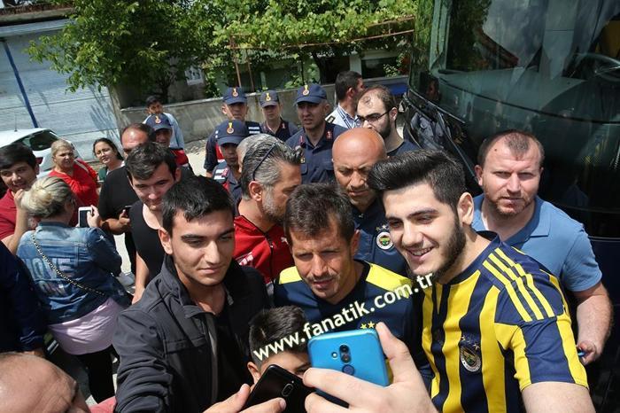 Fenerbahçeli taraftarlardan Emre Belözoğluna yoğun ilgi