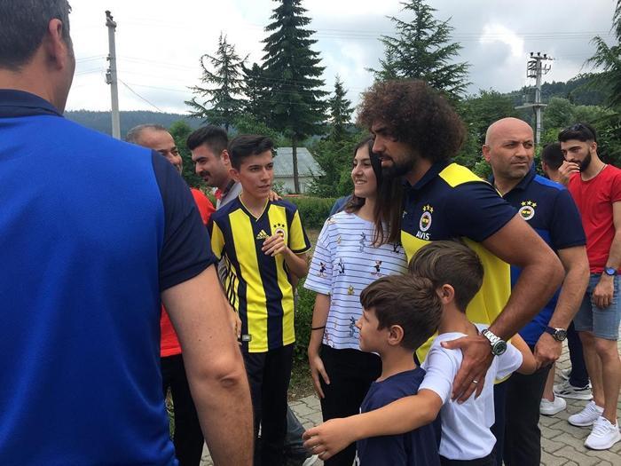 Fenerbahçeli futbolculara Cuma Namazı çıkışında yoğun ilgi