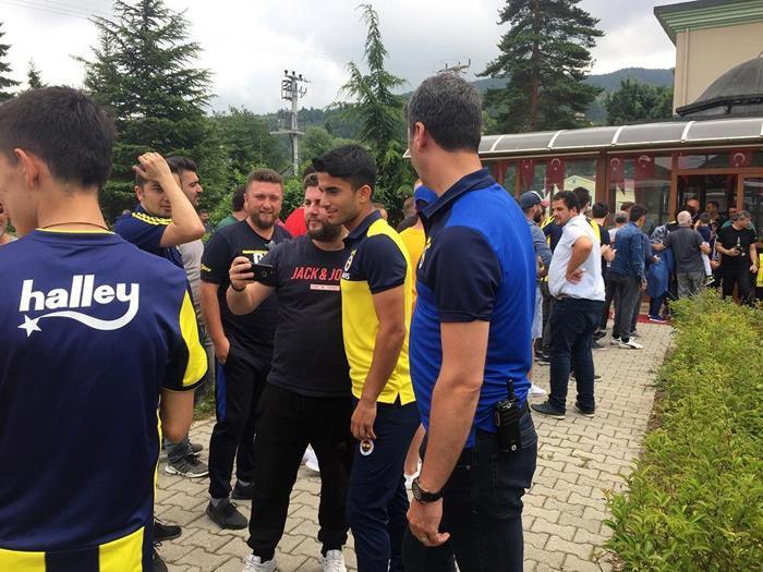 Fenerbahçeli futbolculara Cuma Namazı çıkışında yoğun ilgi