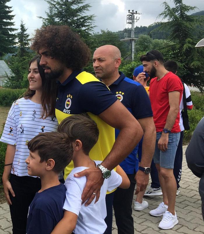 Fenerbahçeli futbolculara Cuma Namazı çıkışında yoğun ilgi