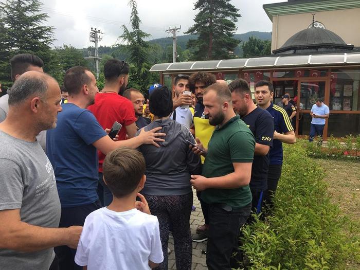 Fenerbahçeli futbolculara Cuma Namazı çıkışında yoğun ilgi