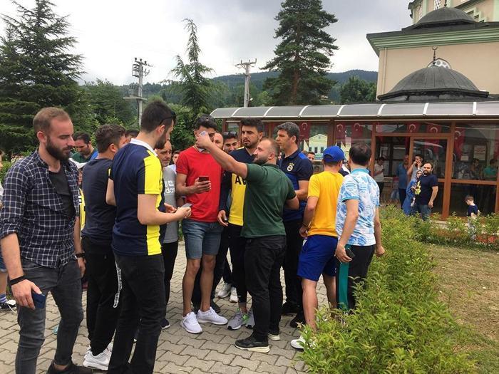 Fenerbahçeli futbolculara Cuma Namazı çıkışında yoğun ilgi