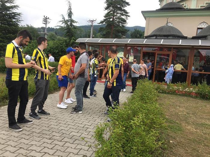 Fenerbahçeli futbolculara Cuma Namazı çıkışında yoğun ilgi