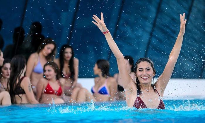 Kraliçe adayları havuzda eğlendi