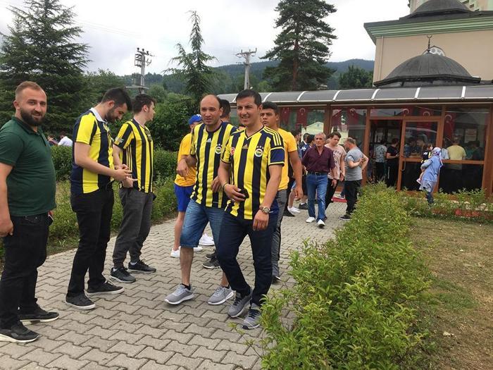 Fenerbahçeli futbolculara Cuma Namazı çıkışında yoğun ilgi
