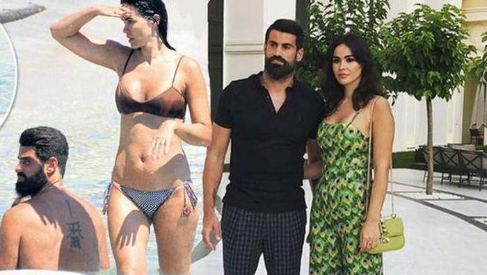 Volkan Demirel, Bodrumda kadın hayranlarının ilgisiyle zor anlar yaşadı