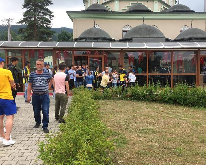 Fenerbahçeli futbolculara Cuma Namazı çıkışında yoğun ilgi