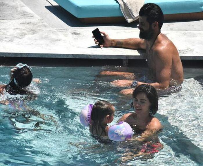 Volkan Demirel, eşi Zeynep Demirel ve kızlarıyla tatilde