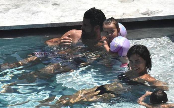 Volkan Demirel, eşi Zeynep Demirel ve kızlarıyla tatilde
