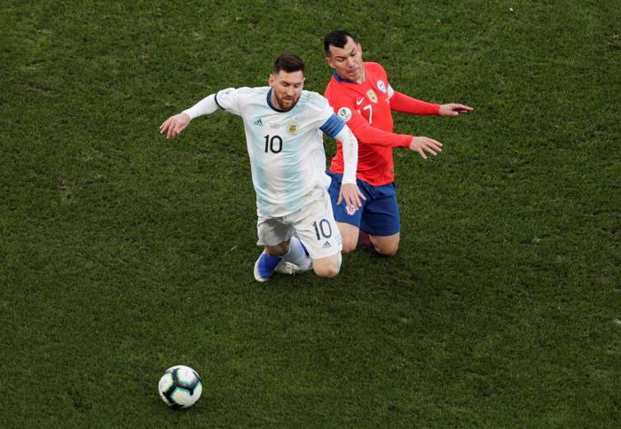 Lionel Messi ve Gary Medel arasında büyük gerilim İşte o anlar...