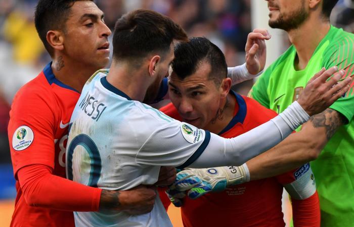 Lionel Messi ve Gary Medel arasında büyük gerilim İşte o anlar...