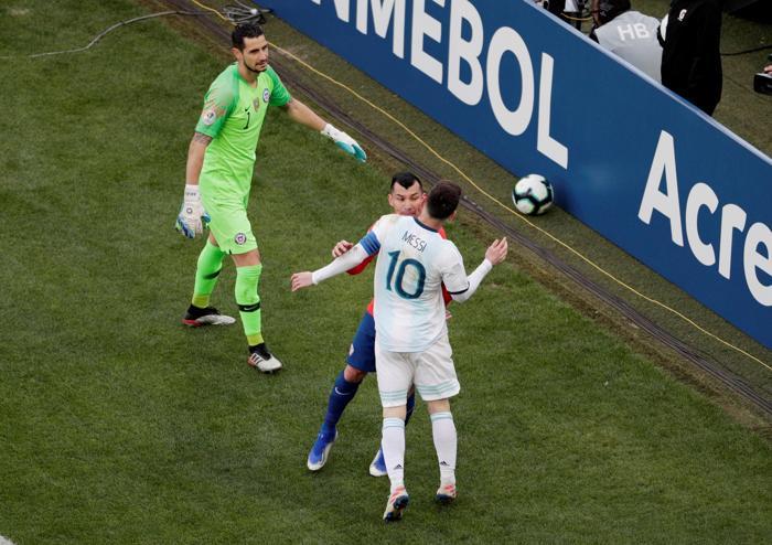 Lionel Messi ve Gary Medel arasında büyük gerilim İşte o anlar...