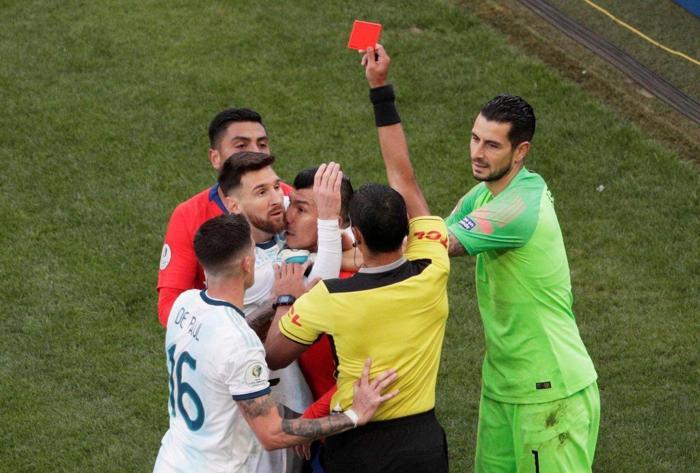 Lionel Messi ve Gary Medel arasında büyük gerilim İşte o anlar...
